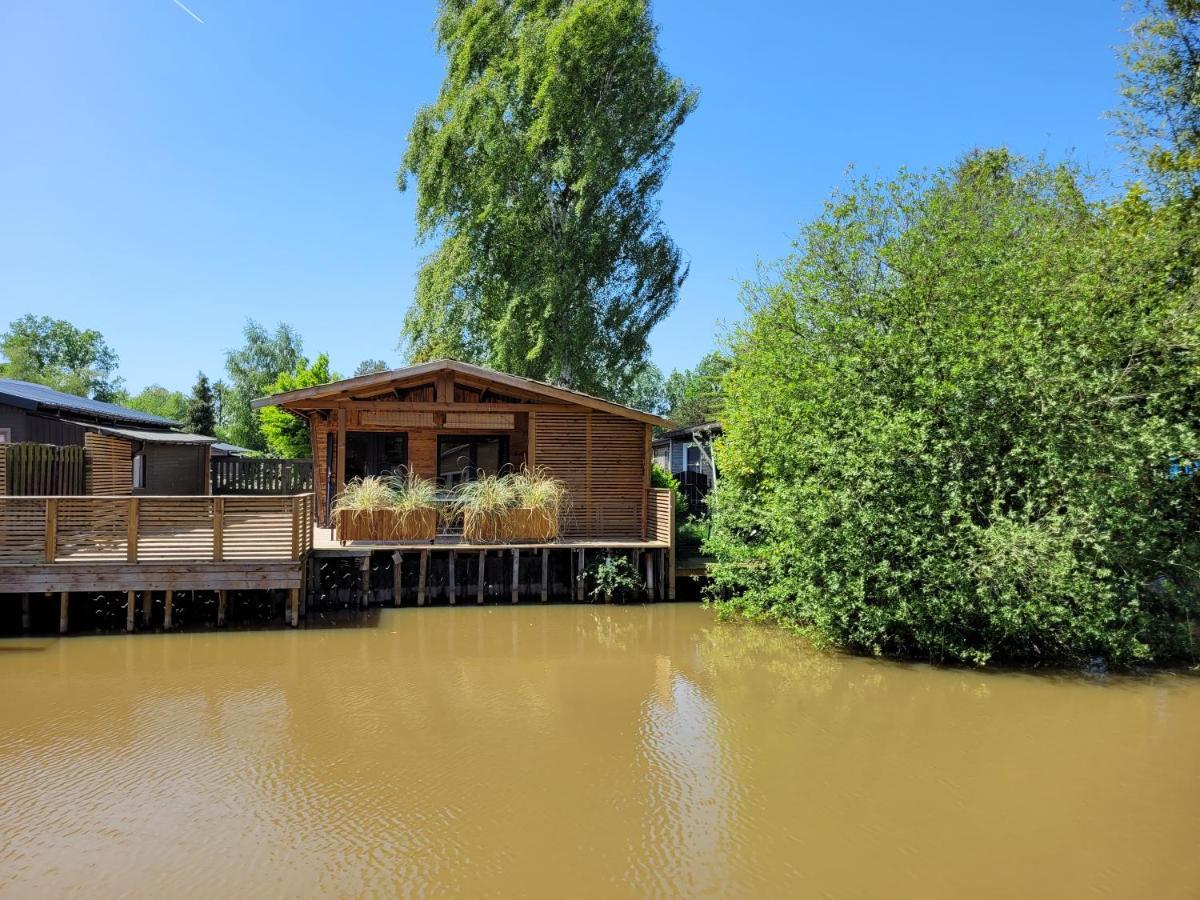 Rustig Gelegen Solvo Met Terras Aan Het Water Geel